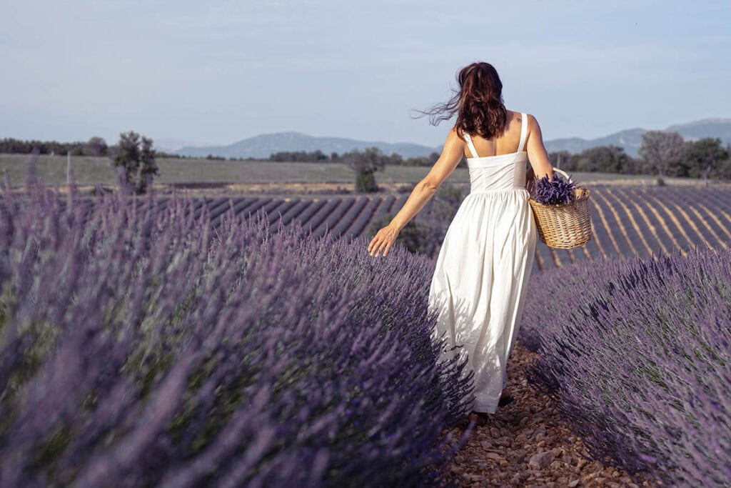 10 Benefits of Gratitude | Women walking in a lavender field