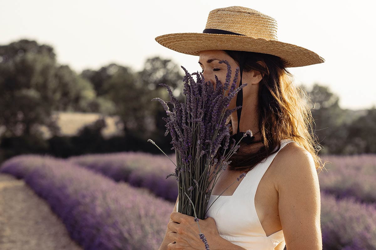 10 Benefits of Gratitude | Woman smelling bouquet of lavender