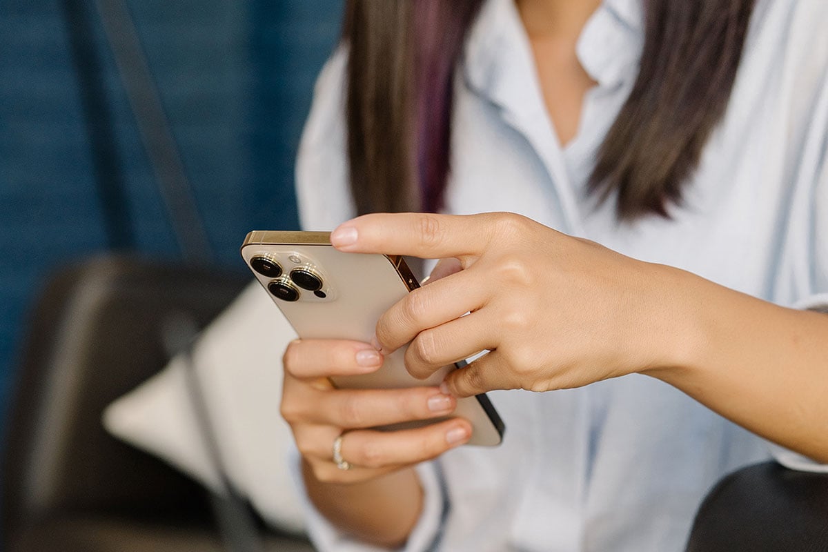 Top 10 apps 4 | Woman in jeans holding smartphone