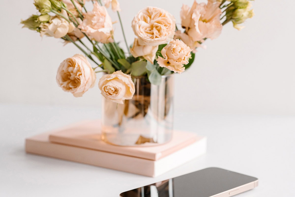 Top 10 apps 5 | neutral pink florals with books + smartphone